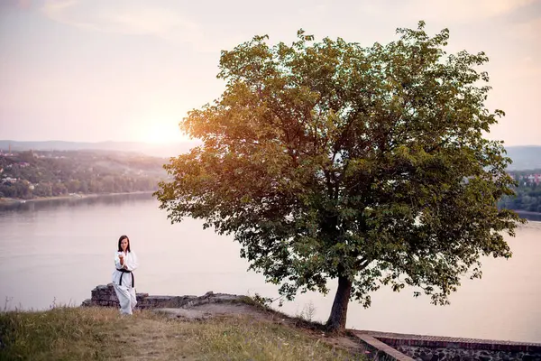 Siyah kuşak takan genç bir karateci..