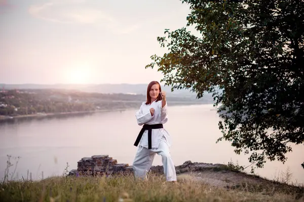 Siyah kuşak takan genç bir karateci..