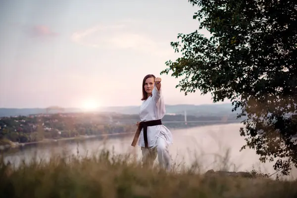 Siyah kuşak takan genç bir karateci..