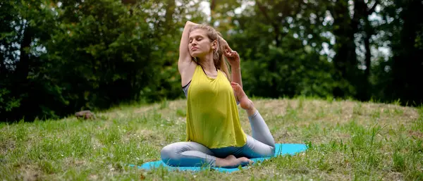 doğada Yoga egzersiz