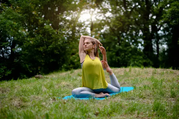 doğada Yoga egzersiz