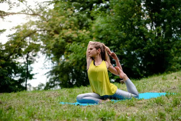 doğada Yoga egzersiz