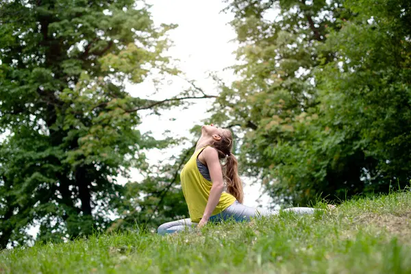 doğada Yoga egzersiz