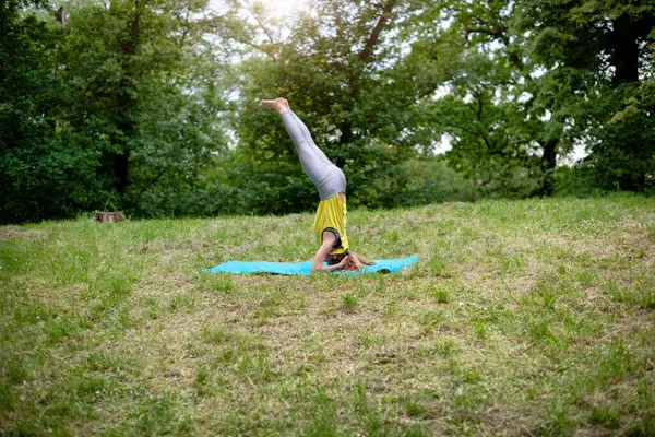 doğada Yoga egzersiz