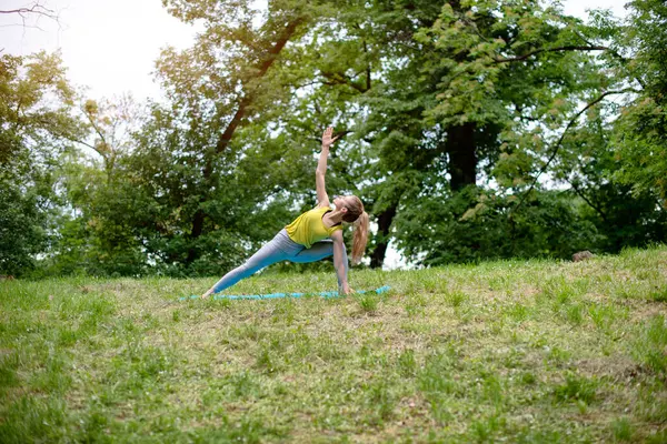 doğada Yoga egzersiz