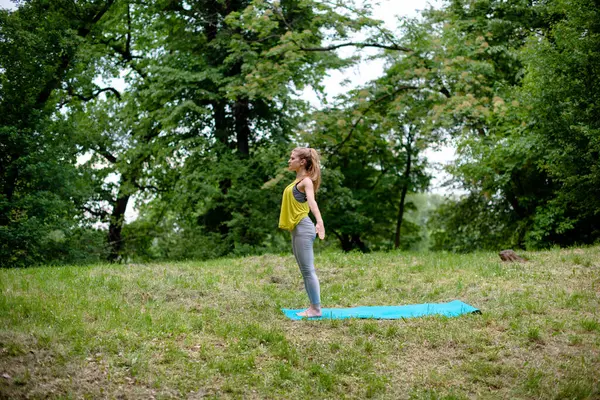 doğada Yoga egzersiz