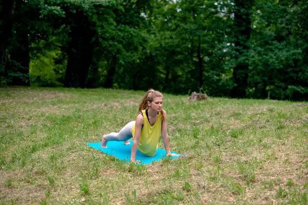 doğada Yoga egzersiz