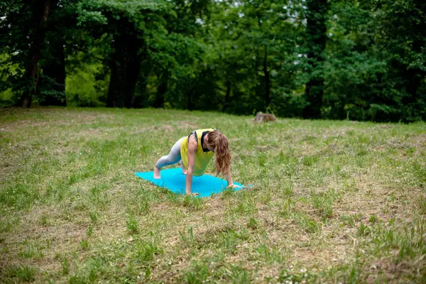 doğada Yoga egzersiz