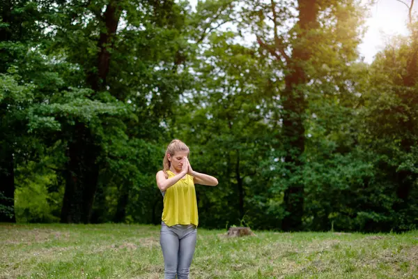 doğada Yoga egzersiz