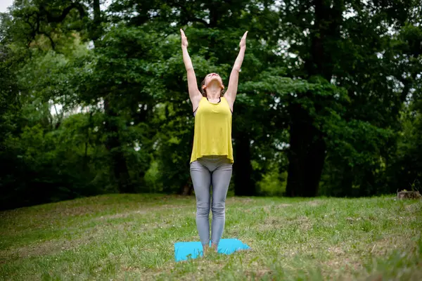 doğada Yoga egzersiz