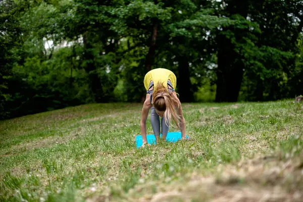 doğada Yoga egzersiz