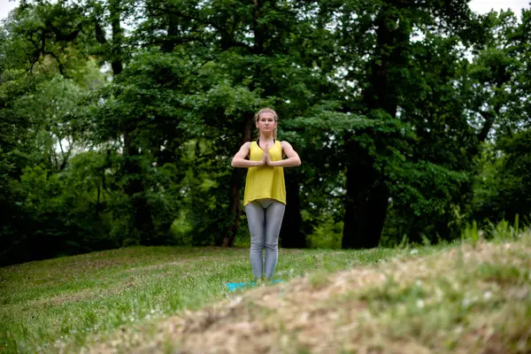doğada Yoga egzersiz