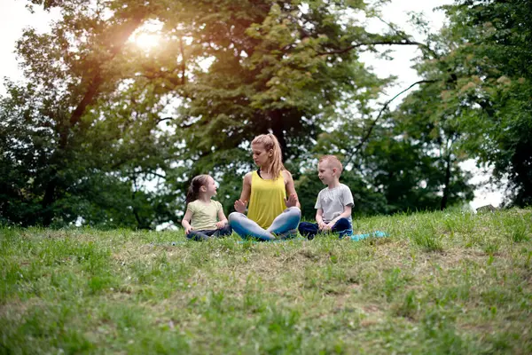 doğada Yoga egzersiz
