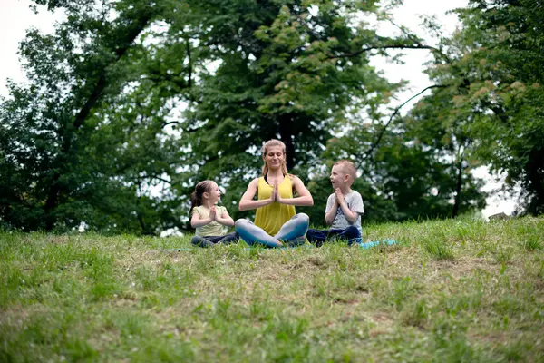 doğada Yoga egzersiz