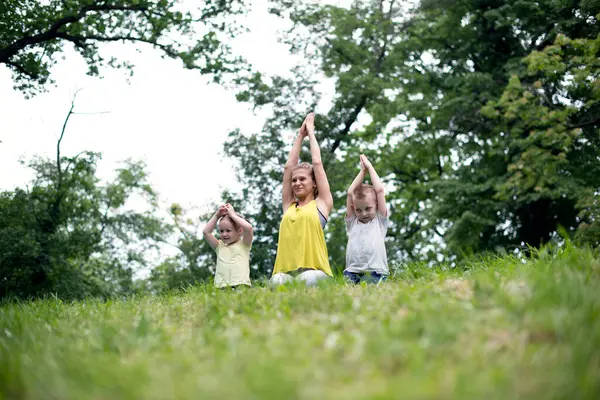 doğada Yoga egzersiz