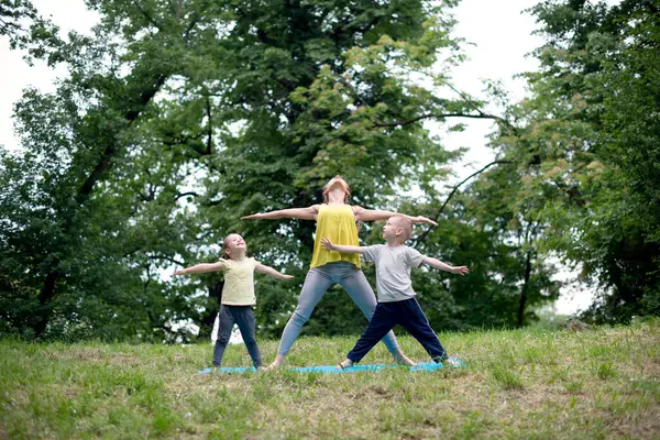 doğada Yoga egzersiz