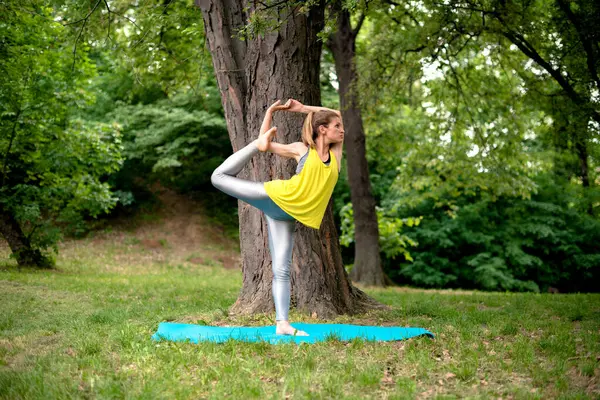 doğada Yoga egzersiz