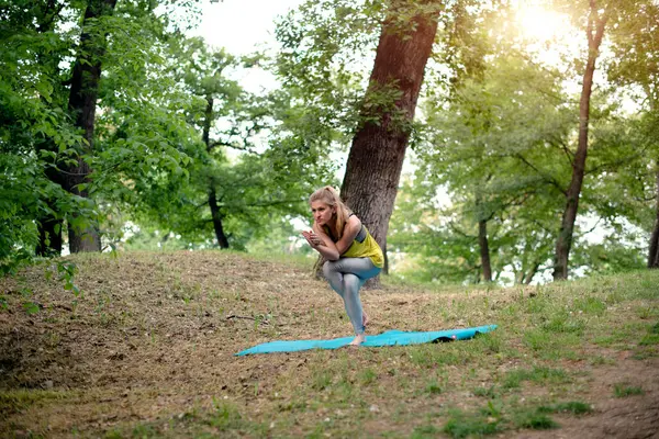 doğada Yoga egzersiz
