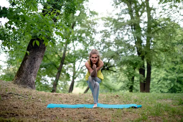 doğada Yoga egzersiz