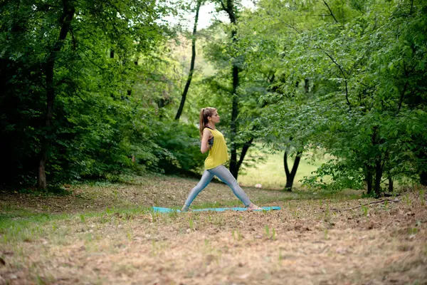 doğada Yoga egzersiz