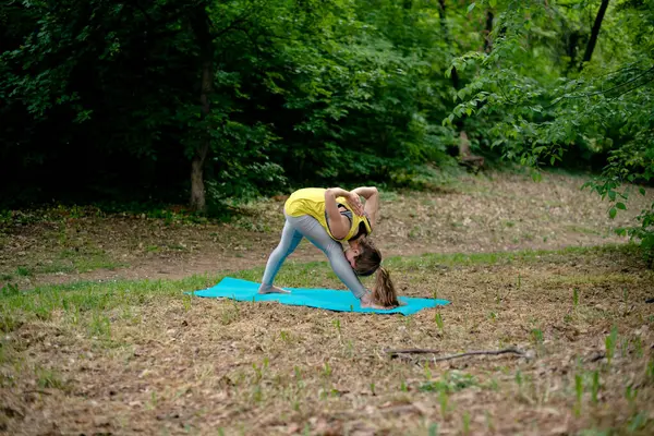 doğada Yoga egzersiz