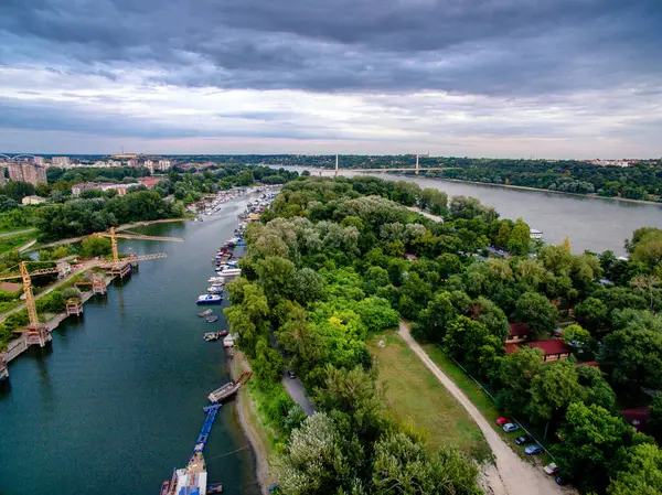 Nehir fotoğrafı ve güzel doğa.