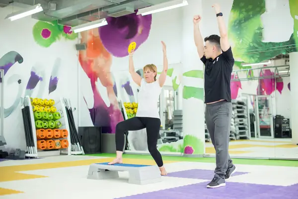 Yaşlı kadın silah egzersizi yapıyor.