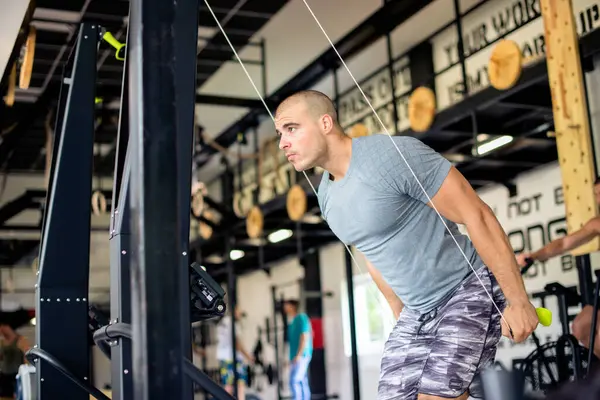 Spor salonunda kol egzersizi.