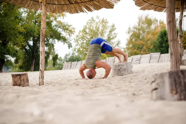 Genç adam sahilde ayakta duruyor..