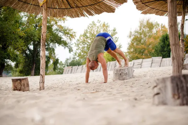 Sahilde erkek atlet, spor.