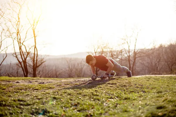 Doğada şınav çeken bir adam, dağ manzarası