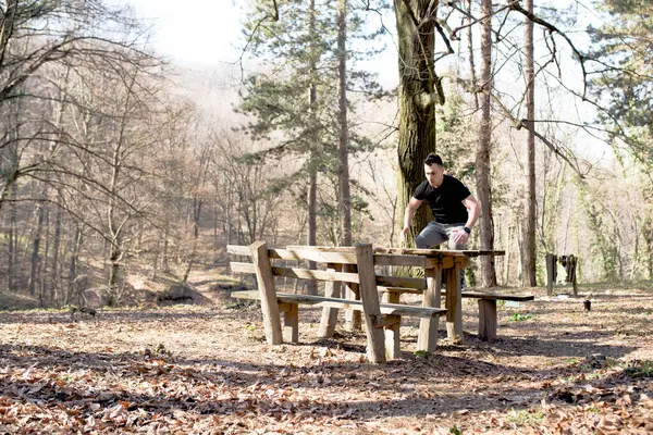 Doğada egzersiz yapan, üstünden atlayan adam.