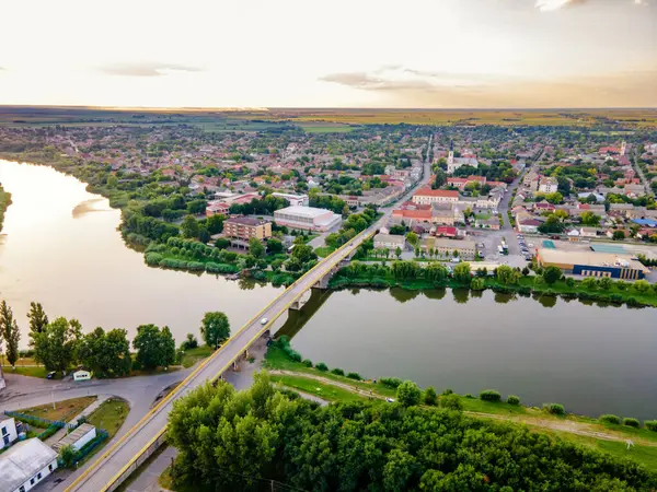 Nehir kenarındaki şehrin havadan görüntüsü. Drone fotoğrafçılığı
