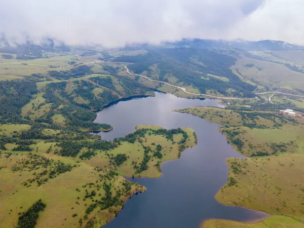 Nehrin doğadaki panoramik fotoğrafı. Yaz zamanı. Kentsel olmayan manzara