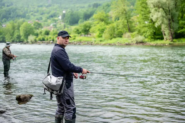 Doğadaki balıkçılar. Nehirde balık tutmak