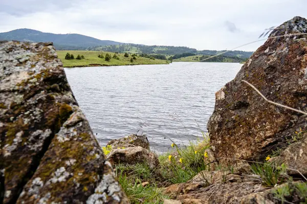 Nehir ve taş. Kentsel olmayan bir yer. Huzurlu varış yeri