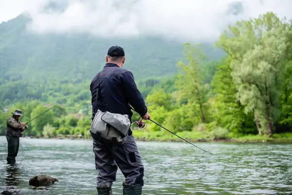 Doğadaki balıkçılar. Nehirde balık tutmak ve tatilin tadını çıkarmak.