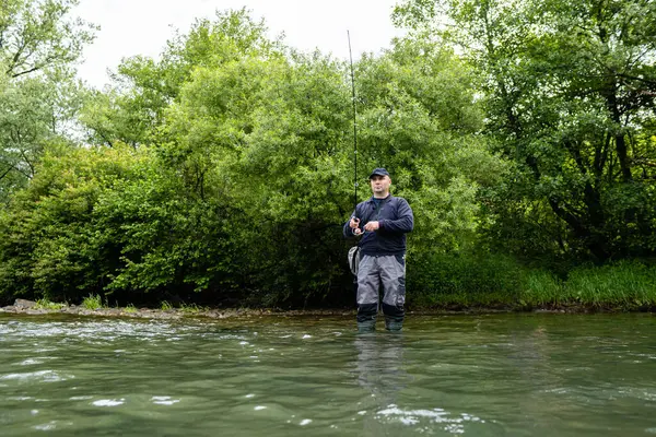 Doğadaki balıkçılar. Nehirde balık tutmak. Hafta sonu aktiviteleri