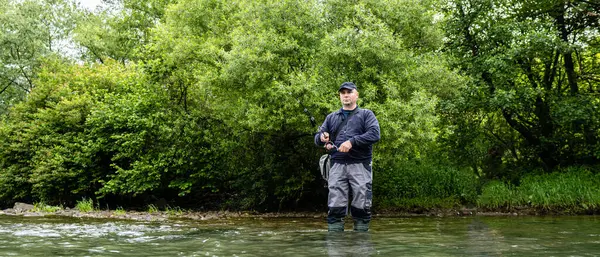 Doğadaki balıkçılar. Nehirde balık tutmak