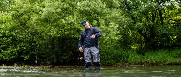 Erkekler yazın nehir kenarında balık tutmayı severler.