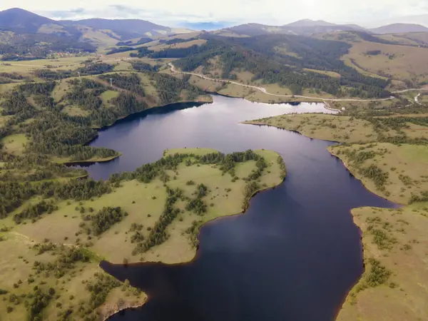 Nehrin ve dağların güzel havadan çekilmiş fotoğrafı. Kentsel olmayan manzara.