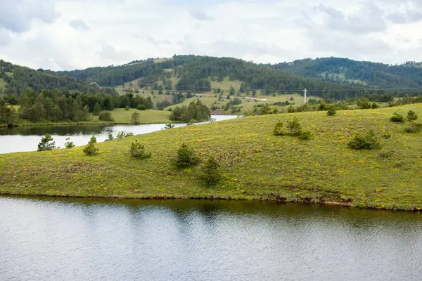 Nehir ve dağların fotoğrafı. Temiz hava ve temiz su ile güzel, huzurlu bir yer.