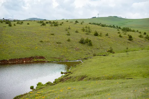 Su ve dağların manzara fotoğrafı. Temiz hava ile güzel, huzurlu bir yer.