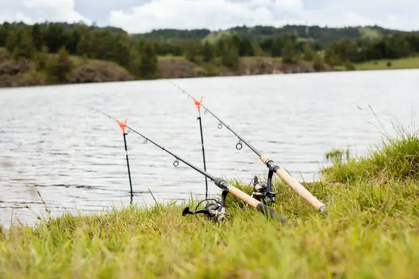 Nehir kenarında iki olta kamışı. Doğada hafta sonu. Yaz zamanı.