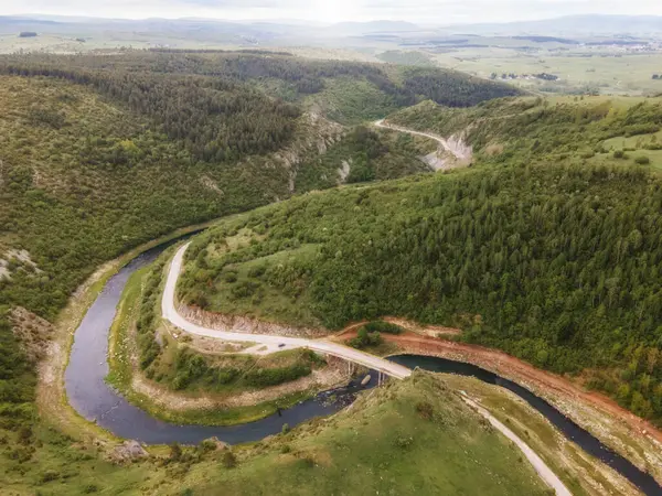 Panoramik temiz su manzarası ve dağlar. Drone fotoğrafı. Güzel doğa.