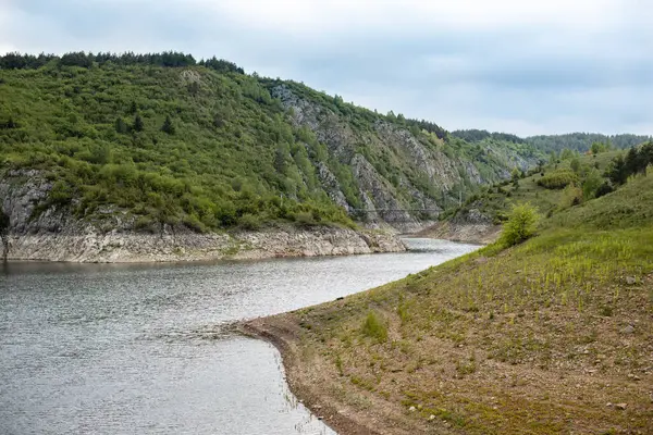 Temiz su ve bir dağ. Manzara fotoğrafı. Güzel doğa.