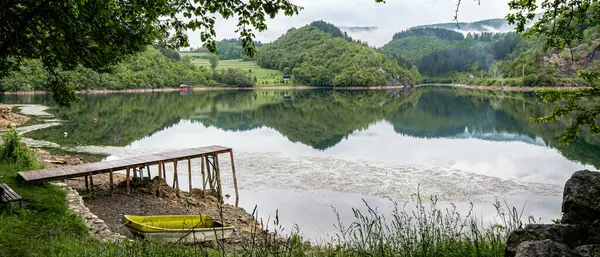 Güzel, huzurlu romantik bir yer. Dağlar ve tatlı su. Peyzaj fotoğrafı