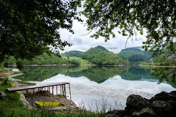 Güzel, huzurlu romantik bir yer. Dağlar ve tatlı su. Doğada Hafta Sonu