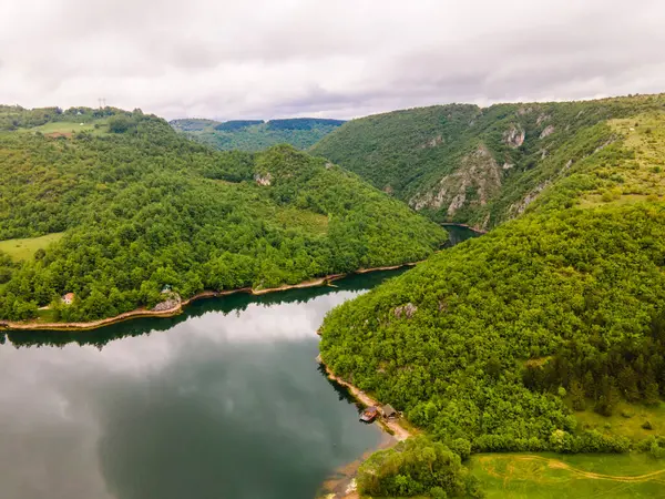 Doğada güzel, huzurlu bir yer. Dağlar ve tatlı su. Peyzaj fotoğrafı