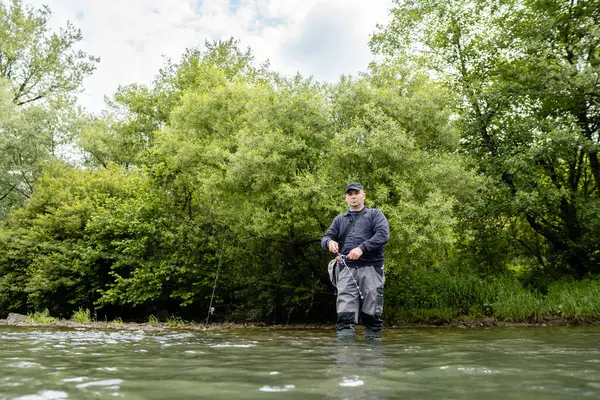 Erkekler nehir kenarında balık tutmayı sever. Hafta sonu etkinliği